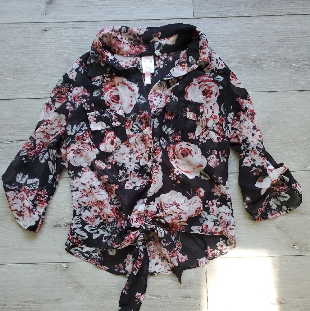 Floral button up ‼️2/$20‼️
